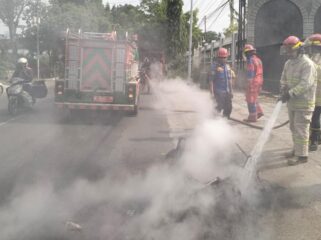 PEMADAMAN: Petugas Damkar Kota Probolinggo saat melakukan pemadaman motor yang terbakar. (Foto: istimewa)