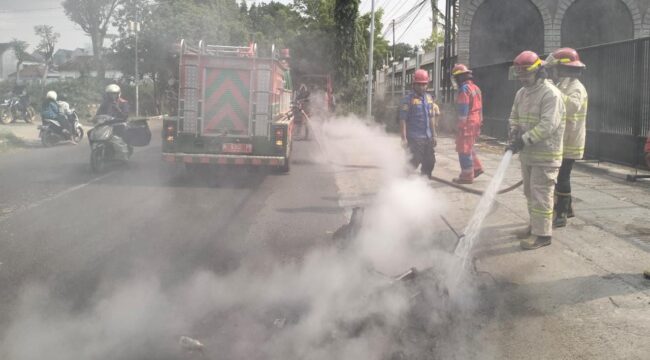 PEMADAMAN: Petugas Damkar Kota Probolinggo saat melakukan pemadaman motor yang terbakar. (Foto: istimewa)
