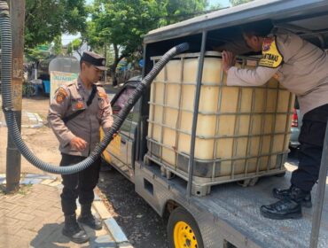 Mobil patroli milik Polsek Winongan bagian baknya terpasang tandon besar berisi air bersih. (Foto: M. Rois)