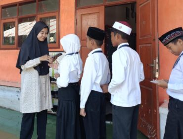 MELEK DIGITAL: Siswa SDN Banjarsengon 02 Kecamatan Patrang, Kabupaten Jember, saat berbaris untuk melakukan absensi menggunakan barcode. (Foto: Istimewa).
