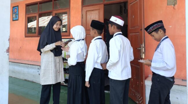 MELEK DIGITAL: Siswa SDN Banjarsengon 02 Kecamatan Patrang, Kabupaten Jember, saat berbaris untuk melakukan absensi menggunakan barcode. (Foto: Istimewa).
