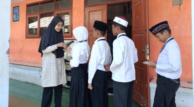 
					MELEK DIGITAL: Siswa SDN Banjarsengon 02 Kecamatan Patrang, Kabupaten Jember, saat berbaris untuk melakukan absensi menggunakan barcode. (Foto: Istimewa).
