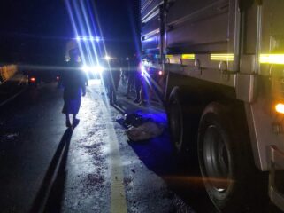 TEWAS: Jenazah korban yang tewas kecelakaan di Jalan Ir. Sutami, Kota Probolinggo, saat hendak dievakuasi. (Foto: Hafiz Rozani).