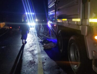 TEWAS: Jenazah korban yang tewas kecelakaan di Jalan Ir. Sutami, Kota Probolinggo, saat hendak dievakuasi. (Foto: Hafiz Rozani).