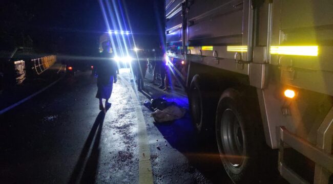 TEWAS: Jenazah korban yang tewas kecelakaan di Jalan Ir. Sutami, Kota Probolinggo, saat hendak dievakuasi. (Foto: Hafiz Rozani).