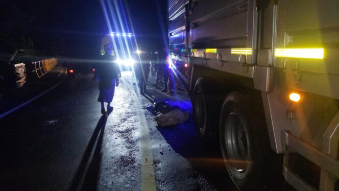 
					TEWAS: Jenazah korban yang tewas kecelakaan di Jalan Ir. Sutami, Kota Probolinggo, saat hendak dievakuasi. (Foto: Hafiz Rozani).
