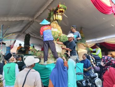 Ratusan warga tumpah ruah memenuhi Balai Desa Darungan, Kecamatan Yosowilangun.