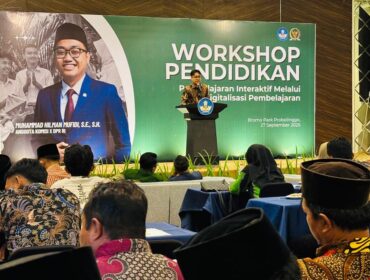 EDUKASI: Aggota Komisi X DPR RI, Muhammad Hilman Mufidi atau Gus Hilman saat memberikan arahan dalam workshop Pembelajaran Interaktif melalui Digitalisasi Pembelajaran di Probolinggo, Sabtu (27/9/25) pagi. (Foto: Moch. Rochim)
