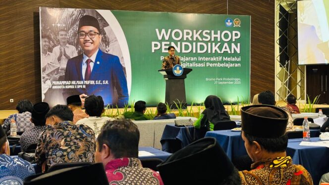 
					EDUKASI: Aggota Komisi X DPR RI, Muhammad Hilman Mufidi atau Gus Hilman saat memberikan arahan dalam workshop Pembelajaran Interaktif melalui Digitalisasi Pembelajaran di Probolinggo, Sabtu (27/9/25) pagi. (Foto: Moch. Rochim)
