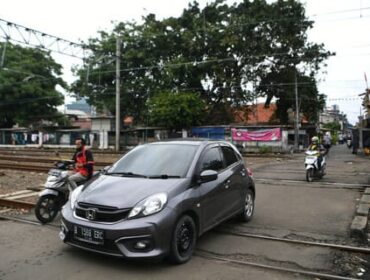 Salah satu lintasan sebidang kereta api di wilayah Daop 9. (Foto: Asmadi)