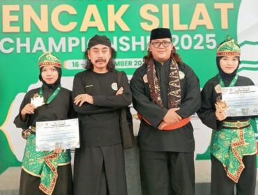 Dua siswi MA Abu Amar Pasrepan, Ika Mulyana dan Khusnul Khotimah, menunjukkan medali usai menjuarai International Moslem Pencak Silat Championship 2025 di Tangerang.