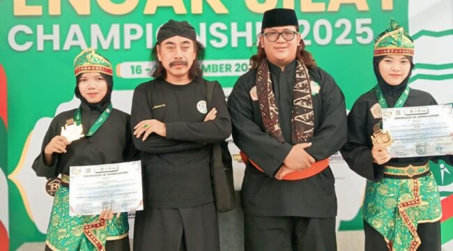 Dua siswi MA Abu Amar Pasrepan, Ika Mulyana dan Khusnul Khotimah, menunjukkan medali usai menjuarai International Moslem Pencak Silat Championship 2025 di Tangerang.