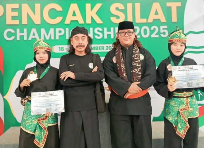 
					Dua siswi MA Abu Amar Pasrepan, Ika Mulyana dan Khusnul Khotimah, menunjukkan medali usai menjuarai International Moslem Pencak Silat Championship 2025 di Tangerang.