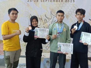 BERPRESTASI: Tiga atlet Wushu Kabupaten Probolinggo foto bersama usai mendapatkan medali Kejurprov Jatim 2025. (istimewa)
