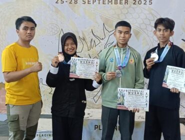 BERPRESTASI: Tiga atlet Wushu Kabupaten Probolinggo foto bersama usai mendapatkan medali Kejurprov Jatim 2025. (istimewa)
