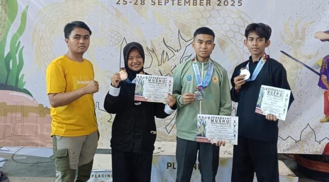 BERPRESTASI: Tiga atlet Wushu Kabupaten Probolinggo foto bersama usai mendapatkan medali Kejurprov Jatim 2025. (istimewa)
