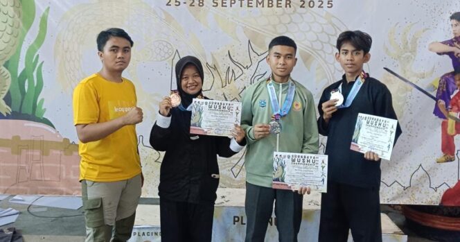 
					BERPRESTASI: Tiga atlet Wushu Kabupaten Probolinggo foto bersama usai mendapatkan medali Kejurprov Jatim 2025. (istimewa)
