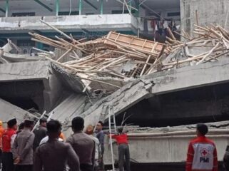 AMBRUK: Kondisi bangunan musala Ponpes Al Khoziny Buduran Sidoarjo pasca ambruk, Senin (29/9/25) sore. (foto: istimewa).