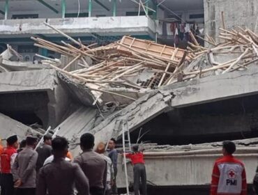 AMBRUK: Kondisi bangunan musala Ponpes Al Khoziny Buduran Sidoarjo pasca ambruk, Senin (29/9/25) sore. (foto: istimewa).
