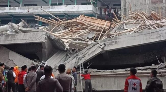 AMBRUK: Kondisi bangunan musala Ponpes Al Khoziny Buduran Sidoarjo pasca ambruk, Senin (29/9/25) sore. (foto: istimewa).