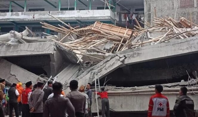 
					AMBRUK: Kondisi bangunan musala Ponpes Al Khoziny Buduran Sidoarjo pasca ambruk, Senin (29/9/25) sore. (foto: istimewa).