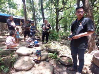 SERU: Komunitas TRC Offroad saat menjajal trak pemandian Wisata Mata Air Tirto Ageng di lereng Bromo Probolinggo. (foto: Hafiz Rozani).
