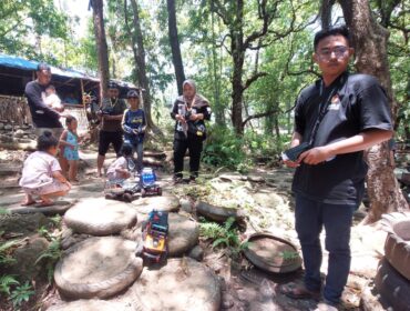 SERU: Komunitas TRC Offroad saat menjajal trak pemandian Wisata Mata Air Tirto Ageng di lereng Bromo Probolinggo. (foto: Hafiz Rozani).