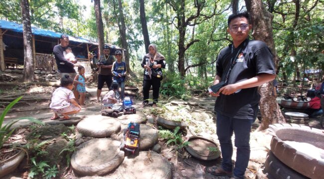 SERU: Komunitas TRC Offroad saat menjajal trak pemandian Wisata Mata Air Tirto Ageng di lereng Bromo Probolinggo. (foto: Hafiz Rozani).