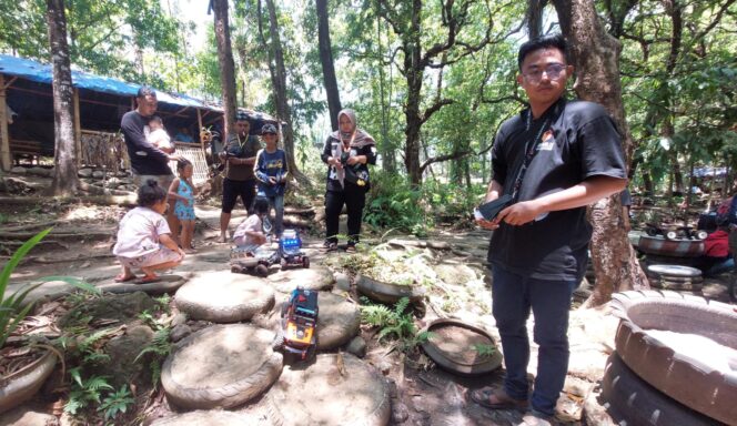 
					SERU: Komunitas TRC Offroad saat menjajal trak pemandian Wisata Mata Air Tirto Ageng di lereng Bromo Probolinggo. (foto: Hafiz Rozani).