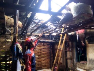 Petugas BPBD Kabupaten Pasuruan memeriksa kondisi rumah warga di Dusun Krajan, Desa Petung, Kecamatan Pasrepan, yang atapnya rusak parah usai diterjang angin puting beliung. (Foto: Moh. Rois)