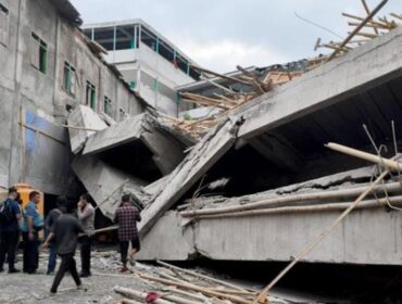 AMBRUK: Kondisi musala Ponpes Al Khoziny Sidoarjo pasca ambruk dan menimpa seratusan santri. (foto: istimewa).