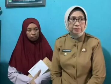 Bupati Lumajang, Indah Amperawati saat menjenguk Dewangga Eza Naufal Al Yusen (13), santri Pondok Pesantren Asy-Syarifiy Desa Pandanwangi. (Foto: Asmadi).