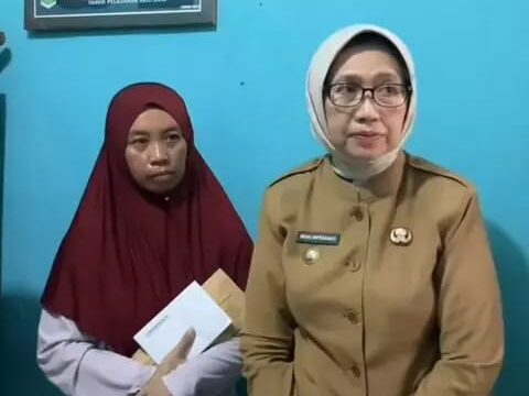 Bupati Lumajang, Indah Amperawati saat menjenguk Dewangga Eza Naufal Al Yusen (13), santri Pondok Pesantren Asy-Syarifiy Desa Pandanwangi. (Foto: Asmadi).