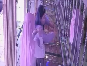 Modus pencurian emas dengan berpura-pura menjadi pembeli kembali terjadi. Kali ini, sebuah toko emas di Pasar Pasirian, Kabupaten Lumajang.  (Foto: tangkapan layar).