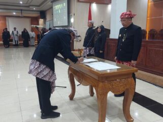 MUTASI: Proses penandatangan mutasi jabatan yang disaksikan Wali Kota Probolinggo, dr. Aminuddin. (foto: Hafiz Rozani)