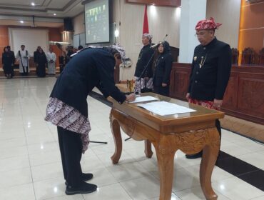 MUTASI: Proses penandatangan mutasi jabatan yang disaksikan Wali Kota Probolinggo, dr. Aminuddin. (foto: Hafiz Rozani)