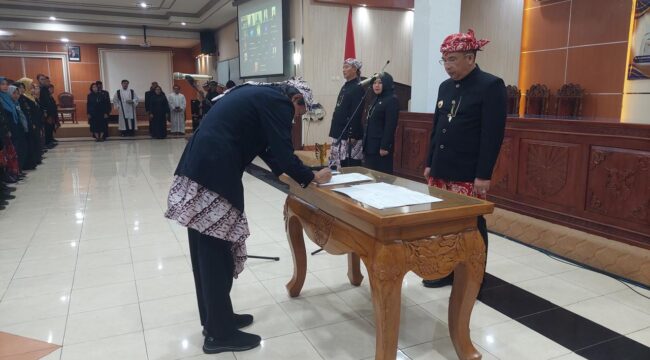 MUTASI: Proses penandatangan mutasi jabatan yang disaksikan Wali Kota Probolinggo, dr. Aminuddin. (foto: Hafiz Rozani)