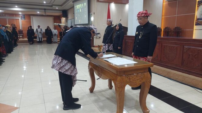 
					MUTASI: Proses penandatangan mutasi jabatan yang disaksikan Wali Kota Probolinggo, dr. Aminuddin. (foto: Hafiz Rozani)
