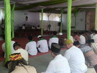 TAHLIL: PP Bahrul Ulum Silo, Jember saa5 menggelar Tahlil dan Istighosah bersama untuk korban Ambruknya musola ponpes Al Khoziny. (Foto: M. Abd Rozaq Mubarok).