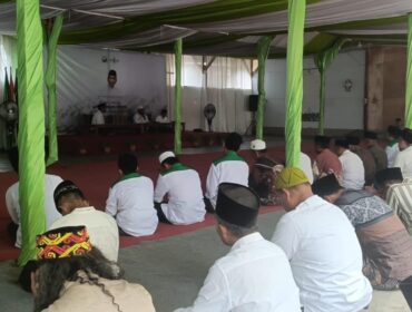 TAHLIL: PP Bahrul Ulum Silo, Jember saa5 menggelar Tahlil dan Istighosah bersama untuk korban Ambruknya musola ponpes Al Khoziny. (Foto: M. Abd Rozaq Mubarok).