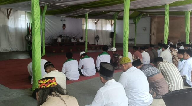 TAHLIL: PP Bahrul Ulum Silo, Jember saa5 menggelar Tahlil dan Istighosah bersama untuk korban Ambruknya musola ponpes Al Khoziny. (Foto: M. Abd Rozaq Mubarok).