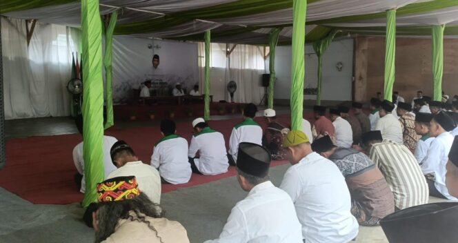 
					TAHLIL: PP Bahrul Ulum Silo, Jember saa5 menggelar Tahlil dan Istighosah bersama untuk korban Ambruknya musola ponpes Al Khoziny. (Foto: M. Abd Rozaq Mubarok).