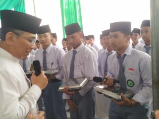 DUKUNG MBG: Ketua Umum PBNU, KH Yahya Cholil Staquf, saat menghadiri peresmian 42 SPPG di Pondok Pesantren Bahrul Ulum, Karangharjo, Silo, Jember. (Foto: M. Abd Rozaq Mubarok).
