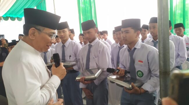 DUKUNG MBG: Ketua Umum PBNU, KH Yahya Cholil Staquf, saat menghadiri peresmian 42 SPPG di Pondok Pesantren Bahrul Ulum, Karangharjo, Silo, Jember. (Foto: M. Abd Rozaq Mubarok).
