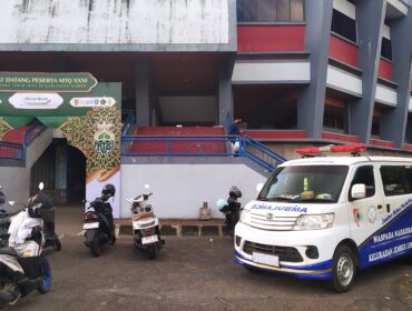 SIAP: Ambulans Dinkes Jember terparkir di halaman GOR PKPSO Kaliwates, saat registrasi peserta MTQ XXXI tingkat Provinsi Jawa Timur tahun 2025. (Foto : M. Abd Rozaq Mubarok).