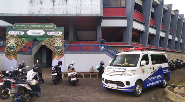 SIAP: Ambulans Dinkes Jember terparkir di halaman GOR PKPSO Kaliwates, saat registrasi peserta MTQ XXXI tingkat Provinsi Jawa Timur tahun 2025. (Foto : M. Abd Rozaq Mubarok).
