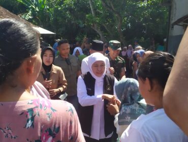 TINJAU: Gubernur Jatim, Khofifah Indar Parawansa, saat meninjau program RTLH di Dusun Sumuran, Desa Ajung, Kecamatan Ajung, Kabupaten Jember, Jumat (13/9/25) siang. (Foto: M. Abd Rozaq Mubarok). 
