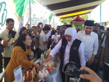 PASAR MURAH: Gubernur Jawa Timur Khofifah Indar Parawansa, saat meninjau pelaksanaan pasar murah di Kecamatan Ajung, Jember, Sabtu (13/9/25) siang. (Foto: M. Abd Rozaq Mubarok). 
