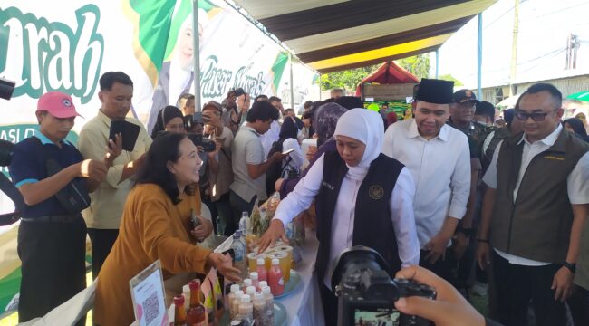PASAR MURAH: Gubernur Jawa Timur Khofifah Indar Parawansa, saat meninjau pelaksanaan pasar murah di Kecamatan Ajung, Jember, Sabtu (13/9/25) siang. (Foto: M. Abd Rozaq Mubarok). 
