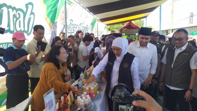 
					PASAR MURAH: Gubernur Jawa Timur Khofifah Indar Parawansa, saat meninjau pelaksanaan pasar murah di Kecamatan Ajung, Jember, Sabtu (13/9/25) siang. (Foto: M. Abd Rozaq Mubarok). 
